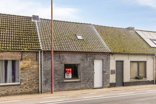 <p>Nabij het centrum van Eernegem bevindt zich deze instapklare, gerenoveerde starterwoning met twee slaapkamers. Dankzij de gunstige ligging geniet u van een vlotte bereikbaarheid, zowel met de wagen als via het openbaar vervoer – een absolute troef voor wie centraal wilt wonen. De woning werd grondig gerenoveerd en is volledig instapklaar. Op het gelijkvloers bevindt zich een gezellige en lichtrijke leefruimte die naadloos aansluit op een volwaardige, vernieuwde keuken. Deze is uitgerust met moderne inbouwtoestellen en biedt voldoende kastruimte en werkcomfort voor wie graag kookt. Aansluitend vindt u een praktische, stijlvol ingerichte badkamer voorzien van een inloopdouche, lavabomeubel en toilet, met een functionele indeling die optimaal gebruikmaakt van de beschikbare ruimte.</p><p>Op de verdieping bevinden zich twee volwaardige slaapkamers. Dankzij de nieuwe beglazing en de energiezuinige voorzieningen geniet de woning van een aangenaam wooncomfort. Bovendien is de elektriciteit conform, wat extra zekerheid biedt.</p><p>Buiten treft u een ruim, zuidgericht terras dat uitgeeft op de tuin – de ideale plek om in alle rust te ontspannen of gasten te ontvangen. Met een totale perceeloppervlakte van 559 m² biedt deze eigendom bovendien heel wat buitenruimte en mogelijkheden.</p><p>Kortom, deze energiezuinige en smaakvol gerenoveerde woning combineert comfort, functionaliteit en een uitstekende ligging, en vormt de ideale opportuniteit voor starters of wie op zoek is naar een zorgeloze, instapklare thuis.</p>