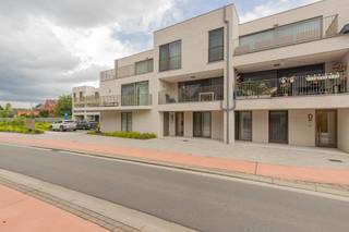 <p><span>RECENT DAKAPPARTEMENT MET 2 SLAAPKAMERS, AANGENAAM TERRAS, AUTOSTAANPLAATS EN BERGING.</span></p><p><span>Dit energiezuinig appartement (bj 2024) bevindt zich op de 2de verdieping van residentie Twin in Ruisbroek.</span></p><p><span>Het gebouw onderscheidt zich door haar moderne architectuur en doordachte indeling.</span></p><p><span>Hedendaagse technieken zoals warmtepomp (Daikin) in combinatie met vloerverwarming + koelingfunctie, ventiatie type D, zonnenpanelen, ... garanderen een hoog wooncomfort en laag energieverbruik.</span></p><p><span> </span></p><p><span>Indeling: Ruime, lichtrijke leefruimte met eetplaats en salon (42,5 m²) - prima uitgeruste, open keuken met o.a. inductiekookplaat, oven, vaatwasser, ... / badkamer met inloopdouche en dubbele wastafel / WC / 2 slaapkamers (4,33 x 3m; 3,3 x 3,16m) / bergruimte met technieken en plaats voor wasmachine, ... .</span></p><p><span>Aangenaam, groot terras (13,2 m²) met mooi verzicht op achtergelegen groen.</span></p><p><span>Parkeren kan op de brede autostaanplaats op het achter het gebouw gelegen parkeerterrein. </span></p><p><span>Handige bergruimte / gemeenschappelijke fietsenstalling.</span></p><p><span> </span></p><p><span> </span></p><p><span> </span></p><p><span> </span></p>