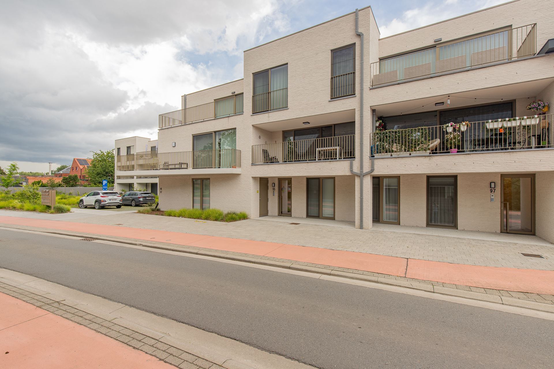 Recent dakappartement met 2 slaapkamers, terras en autostaanplaats - foto 1