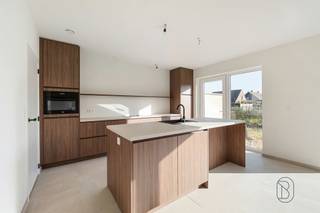 Wonen in het groen, met alles dichtbij: Smeskeshof in Waregem is een kleinschalig nieuwbouwproject met moderne, landelijk geïnspireerde woningen waar ruimte en comfort centraal staan.Elke woning beschikt over 3 of 4 volwaardige slaapkamers en is ontworpen om mee te groeien met je gezin. Extra troef: de zolderverdieping kan je naar wens afwerken tot een 4e of zelfs 5e slaapkamer, hobbyruimte, bureau of speelzolder.Dankzij de nieuwste technieken geniet je van hedendaags wooncomfort en een energiezuinige toekomst. De indeling is praktisch en licht, met aangename leefruimtes en een warme, tijdloze uitstraling.Waarom kiezen voor Smeskeshof?- Moderne, landelijke architectuur- 3 of 4 slaapkamers, uitbreidbaar via zolder- Nieuwste technieken en hedendaags wooncomfort- Rustige ligging in Waregem, met vlotte bereikbaarheidOntdek jouw nieuwe thuis in Smeskeshof; waar stijl, ruimte en toekomstgericht wonen samenkomen. Neem contact op voor plannen, prijzen en beschikbaarheden.