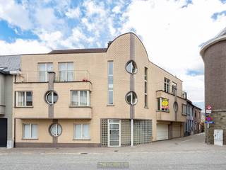 Verzorgd appartement <strong>MET CARPORT, TWEE SLAAPKAMERS EN AANGENAAM TERRAS</strong>, gelegen in het <strong>HART VAN ZOTTEGEM</strong> op wandelafstand van station, scholen en winkels. Deze eigendom bevindt zich in goede staat en geniet van een <strong>GUNSTIG EPC-LABEL C</strong>, wat bijdraagt aan het wooncomfort én <strong>ENERGIE-EFFICIËNTIE</strong>. Dankzij de <strong>INBEGREPEN CARPORT</strong> is parkeren geen zorg, wat in een <strong>CENTRUMLOCATIE</strong> een <strong>ABSOLUTE MEERWAARDE</strong> is. Het appartement is <strong>MOMENTEEL VERHUURD</strong>, waardoor het een interessante opportuniteit vormt voor investeerders op zoek naar een <strong>DIRECTE EN STABIELE OPBRENGST</strong>. Met zijn <strong>STRATEGISCHE LIGGING EN VERZORGDE STAAT</strong> is dit appartement een aantrekkelijke keuze.<br /><br />Adres: Van Aelbrouckstraat 44 te Zottegem<br /><br />Geen renovatieplicht.