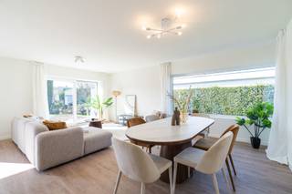 Meer info of een afspraak? Bel of sms Isabelle op 0494 89 71 09. In de Europalaan 98 te Gullegem bevindt zich deze volledig vernieuwde en...