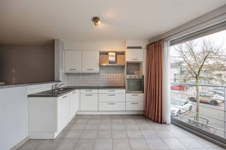 <p><span>Lichtrijk Appartement met 2 Slaapkamers en Terras in het Hart van Kontich</span></p><p><span>In een kleinschalig appartementsgebouw uit 2006, gelegen op het Sint-Jansplein in Kontich, vindt u dit instapklaar en lichtrijk appartement op de eerste verdieping. Dankzij de centrale ligging geniet u van een uitstekende bereikbaarheid en bevindt u zich op wandelafstand van winkels, scholen en openbaar vervoer.</span></p><p><span> </span></p><p><span>Het appartement is vlot bereikbaar via trap of lift. U komt binnen in de inkomhal die alle ruimtes met elkaar verbindt. De ruime living met open keuken vormt het hart van de woning. Dankzij de grote raampartijen baadt deze leefruimte in het licht en geniet u van een open en luchtig gevoel. De keuken is volledig ingericht en voorzien van alle hedendaags comfort.</span></p><p><span> </span></p><p><span>Achteraan bevinden zich 2 slaapkamers van respectievelijk 12 m² en 8 m². De grootste slaapkamer biedt toegang tot een gezellig terrasje. De badkamer beschikt over een lavabomeubel en een douchecabine. Daarnaast is er een apart toilet en een praktische berging/technische ruimte met aansluiting voor wasmachine en droogkast.</span></p><p><span> </span></p><p><span>Extra opbergruimte vindt u in de privatieve kelderberging.</span></p><p><span> </span></p><p><span>Ligging</span></p><p><span>Het appartement is uiterst centraal gelegen op het gezellige Sint-Jansplein, vlak bij het centrum van Kontich. U woont hier rustig, maar toch met alles binnen handbereik: winkels, scholen, openbaar vervoer en belangrijke invalswegen zoals de E19 bevinden zich op korte afstand.</span></p><p><span> </span></p><p><span>Het Sint-Jansplein wordt binnenkort grondig vernieuwd, met veel aandacht voor extra groen en een aangenamere publieke ruimte. In de foto’s ziet u alvast een impressie van hoe het plein er in de toekomst zal uitzien. Deze heraanleg zal de buurt aanzienlijk opwaarderen, wat ook een positieve impact kan hebben op de waarde van uw appartement in de toekomst.</span></p><p><span> </span></p><p><span>TROEVEN</span></p><p><span>+ Lichtrijke leefruimte met grote raampartijen</span></p><p><span>+ Twee slaapkamers, waarvan één met terrasje</span></p><p><span>+ Elektriciteit conform AREI</span></p><p><span>+ Aparte nutsvoorzieningen (water, elektriciteit en gas)</span></p><p><span>+ Cv op aardgas met individuele ketel</span></p><p><span>+ Kelderberging inbegrepen</span></p><p><span> </span></p><p><span> </span></p>