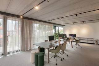 Een winkel / kantoor / atelier met kelder (116 m² volgens EPC-attest), vlakbij het centrum van Oelegem, deelgemeente van Ranst.IN DE ONDERGRONDSE...