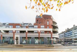 Dit penthouse is gelegen in het stadscentrum van Ninove boven het shoppingcentrum "Ninia" en geniet hierdoor van alle voorzieningen op wandelafstand zoals winkels, scholen, stadspark, restaurants, etc.<br /><br />Op de vierde en vijfde verdieping bieden we u graag dit prachtige penthouse aan met veel ruimte en natuurlijk lichtinval.<br />De inkomhal met inbouwvestiaire brengt ons tot de ruime leefruimte met eetplaats (53m²) die zowel langs de voorzijde een balkon, als langs de zijkant een ruim terras heeft. Verder is er een kwalitatief afgewerkte keuken die voorzien is van de nodige apparaten met aanpalend een bergruimte met inbouwkasten.<br />Deze verdieping telt ook een eerste slaapkamer met douchekamer en apart gastentoilet.<br /><br />De vijfde verdieping geniet van een ruime mezzanine die dienst kan doen als extra bureau, leeshoek, ... en biedt toegang tot het derde terras (14m²) met zuidwest oriëntatie.<br />Er zijn twee ruime slaapkamers en een uitgeruste badkamer met ligbad aanwezig. Verder treffen we een tweede toilet en een extra bergruimte op deze verdieping.<br /><br />Alle slaapkamers genieten van inbouwkasten waardoor u uw ruimte optimaal kan inkleden.<br />Er is een bovengrondse autostaanplaats inbegrepen in de vraagprijs. SI in aanvraag.<br /><br />Breng zeker een bezoek aan dit mooie duplex appartement!