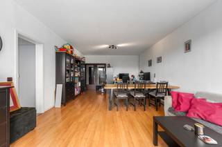 <p>Te koop: ruim halfopen appartement in Antwerpen, op een unieke locatie vlak naast het prachtige Rivierenhof.<br /><br />Dit appartement combineert een rustige, groene omgeving met alle voorzieningen binnen handbereik. Winkels, scholen en openbaar vervoer liggen op wandel- en fietsafstand, terwijl je dankzij de goede verbindingen snel in Antwerpen-centrum of op belangrijke invalswegen bent. De woonkamer wordt overspoeld door natuurlijk daglicht dankzij grote raampartijen, wat zorgt voor een open en luchtige sfeer. Met twee volwaardige slaapkamers is dit een ideale woning voor gezinnen, koppels of investeerders.<br /><br />Belangrijkste ruimtes:<br />• Ruime woonkamer (32 m²) met veel lichtinval<br />• Vernieuwde keuken (8 m²) voorzien van dubbele spoelbak, vaatwasser, inductiekookplaat, oven, koelkast en diepvries<br />• Slaapkamer (15 m²)<br />• Slaapkamer (11 m²)<br />• Badkamer (5 m²) met inloopdouche, wastafel in meubel, aansluiting voor wasmachine en droogkast<br />• Inkomhal (7 m²) met parlofoon en ingemaakte kasten<br />• Apart toilet (1 m²)<br /><br />Troeven:<br />• Unieke ligging naast Rivierenhof, nabij winkels, scholen en openbaar vervoer<br />• Woonkamer met overvloedig daglicht en open sfeer<br />• Twee ruime slaapkamers met diverse gebruiksmogelijkheden<br />• Incl. kelderberging<br /><br />Neem vandaag nog contact op met je ERA-makelaar voor een bezoek. JOUW DROOMAPPARTEMENT. ZO GEVONDEN!</p>