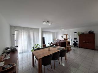 Ruim gelijkvloers appartement te Heusden centrum. <br /><br />Dit appartement van +/- 125m² bestaat uit twee slaapkamers, een ingerichte keuken en badkamer, living en een berging<br /><br />Dit centraal gelegen pand beschikt over een ruim overdekt terras.<br /><br />De private kelderberging en ondergrondse garage zijn zeker extra troeven.<br /><br />De vaste kosten zijn voor de syndicus, onderhoud gemeenschap en gemeenschappelijk water- en elektriciteitsverbruik ZONDER jaarlijkse afrekening.