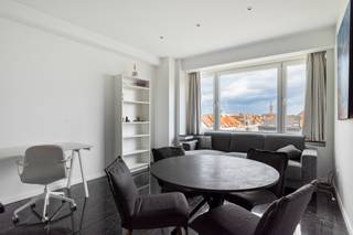 <p><span><strong>Instapklaar appartement op toplocatie in Antwerpen!<br /></strong><br /><strong>Op een centrale locatie aan de Italiëlei, tussen de Antwerpse binnenstad en het Eilandje, bevindt zich dit lichtrijke en instapklare appartement. De Universiteit Antwerpen, de Meir, winkels, restaurants en gezellige cafés liggen op wandelafstand. Dankzij de tram- en bushaltes voor de deur geniet u bovendien van een uitstekende bereikbaarheid.</strong></span></p>
<p><span>Het appartement is gelegen op de vijfde verdieping en werd in 2020-2021 gerenoveerd. </span></p>
<p><span>U komt binnen in een verzorgde inkom met ingemaakte kasten en een afzonderlijk gastentoilet. Aansluitend bevindt zich de volledig uitgeruste open keuken, voorzien van een kookeiland met inductiekookplaat, ingebouwde oven, microgolfoven en ruime opbergmogelijkheden.</span></p>
<p><span>De keuken gaat over tot de lichte leefruimte. Dankzij de grote ramen geniet deze ruimte van veel natuurlijk licht en een mooi, open uitzicht over de stad.</span></p>
<p><span>Aan de rustige achterzijde ligt de ruime slaapkamer, eveneens voorzien van ingemaakte kasten. De ensuite badkamer is afgewerkt met marmerlook wandtegels en beschikt over een ligbad met douchewand, een lavabo en ruimte voor een wasmachine. Vanuit de badkamer is er toegang tot een compact terras van circa 1 m².</span></p>
<p><span>Verder beschikt het appartement over een private kelderberging en is er een gemeenschappelijke fietsenstalling in het gebouw.</span></p>
<h3><em>Bijzonderheden</em></h3>
<ul>
<li><span>Gelegen op de vijfde verdieping;</span></li>
<li><span>Lichtrijke leefruimte met panoramisch stadszicht;</span></li>
<li><span>Afzonderlijk gastentoilet;</span></li>
<li><span>Compact terras van circa 1 m²;</span></li>
<li><span>EPC-label C: 251 kWh/(m² jaar);</span></li>
<li><span>Lift aanwezig;</span></li>
<li><span>Uitstekend bereikbaar met het openbaar vervoer;</span></li>
<li><span>Gemeenschappelijke kosten: circa € 155 per maand (water- en gasverbruik, lift, syndicus, blokpolis...)</span></li>
</ul>