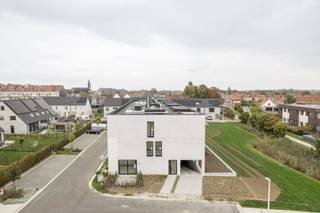 Danneels bouwt nieuwe energiezuinige appartementen aan de Parkstraat in Wevelgem. Deze residentie sluit architecturaal mooi aan bij woningen in deze buurt.<br /><br />Je woont in de Marie Curiestraat, in een rustig gelegen jonge buurt met veel groen in hartje Wevelgem. Een ideale woonlocatie met een ideale bereikbaarheid. <br /><br />In dit appartement vind je o.m. een afgewerkte keuken, eet- en zithoek met veel lichtinval, een ruime slaapkamer waar de badkamer op aansluit, een wasplaats, berging en een zongericht terras gericht op de groenzone.<br /><br />Bij het appartement hoort ook een ondergrondse parkeerplaats, extra berging en een fietsenstalling. Vloerverwarming, ventilatie met warmterecuperatie en zonnepanelen zijn voorzien.<br /><br />Danneels werkt jouw nieuwe thuis sleutel-op-de-deur voor je af met vaste afspraken over budget & timing. De keuken, badkamer & vloeren kan je zelf kiezen in de toonzalen van onze partners.