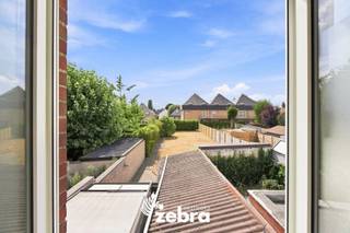 Deze op te frissen woning is uitstekend gelegen in Tielt, op wandel- en fietsafstand van winkels, bakkers, slagers, horecazaken, scholen, sportinfrastructuur en openbaar vervoer. Een ideale locatie voor wie comfortabel en centraal wil wonen.<br /><br />Via de inkomhal komt u in de voorkamer, die naadloos overgaat in de ruime leefruimte. Van hieruit bereikt u zowel de keuken met praktische berging als de veranda. Deze veranda, momenteel ingericht als eetkamer, biedt een mooi zicht op de tuin en geeft rechtstreeks toegang tot de ruime berging met wasplaats, de badkamer en een ruime zuidwestgerichte stadstuin met uitweg achteraan.<br /><br />Op de eerste verdieping leidt de nachthal naar drie volwaardige slaapkamers. Via een vaste trap bereikt u de ruime zolderverdieping van ca. 28 m², die tal van mogelijkheden biedt, zoals het creëren van extra slaapkamers, een hobbyruimte of een thuiskantoor.<br /><br />Daarnaast beschikt de woning over een kelder, centrale verwarming op aardgas en een aangename, zonnige tuin. Dankzij de uitstekende ligging en de vele uitbreidingsmogelijkheden vormt deze woning een ideale opportuniteit voor wie op zoek is naar een gezinswoning met veel potentieel!<br /><br /><strong>Ook wild geworden van deze thuis? <br />Twijfel niet langer en leg vandaag nog uw bezoek vast! </strong>