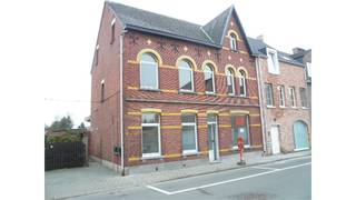 <p></p><p>Een mooi duplex appartement bestaande op de eerste verdieping uit een woonkamer met open ingerichte keuken (gaskookvuur, ijskast, diepvriezer, combi-oven, dampkap, vaatsteen, kastjes), badkamer met ligbad, lavabo in meubel, wasplaats/bergpaats, ruim terras. Op de tweede verdieping bevinden zich twee mooie slaapkamers en een afzonderlijk toilet.  Op het gelijkvloers is er nog een bergplaats.</p><p></p>