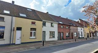 Deze charmante en instapklare woning is gelegen in de Raverschootstraat te Eeklo en biedt een aangename woonomgeving met alle comfort.<br /><br />Dankzij de centrale ligging bevinden winkels en voorzieningen zich op wandelafstand, wat zorgt voor een vlotte en praktische levensstijl.<br /><br /><strong>Ligging</strong><br /><br />De woning geniet van een centrale ligging in Eeklo, vlakbij winkels, openbaar vervoer en andere dagelijkse voorzieningen. Ideaal voor wie comfortabel en bereikbaar wil wonen.<br /><br /><strong>Indeling van de woning</strong><br /><br />Bij het betreden van de woning komt u in de inkomhal met gastentoilet. Verder vindt u een gezellige eetkamer en een lichtrijke woonkamer die naadloos aansluiten op de ingerichte keuken met ontbijthoek. Op het gelijkvloers bevindt zich eveneens een badkamer met douche, een technische ruimte, een praktische berging en een extra kamer die perfect kan dienen als slaapkamer of bureau. Het zonnige, zuidgerichte koertje vormt een aangename buitenruimte om tot rust te komen.<br /><br />Op de verdieping zijn er twee slaapkamers, waarvan één uitgerust is met ingemaakte kasten en een wastafel. Daarnaast is er nog een afzonderlijk toilet aanwezig.<br /><br /><strong>Extra troeven</strong><br /><br />✅ Instapklare woning<br />✅ Zonnig, zuidgericht koertje<br />✅ Centrale ligging nabij winkels<br />✅ EPC-label C<br />✅ Extra kamer op het gelijkvloers (slaapkamer/bureau)<br /><br /><strong>Bezoek steeds na afspraak!</strong>