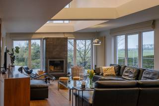 Verscholen in een oase van rust en omgeven door uitgestrekte natuur, bevindt zich deze unieke en hoogwaardig afgewerkte woning langs de Vaartstraat...