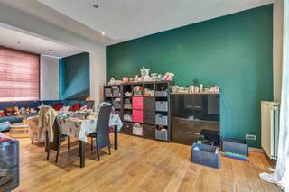 Deze stijlvolle stadswoning combineert authentieke elementen met hedendaags comfort en bevindt zich op wandelafstand van winkels, openbaar vervoer...