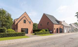 <h2><span>Mosselstraat 20 – Halfopen bebouwing</span></h2>
<p><span>Deze ruime halfopen woning beschikt over een praktische inpandige garage en een aangename leefruimte met open keuken. Grote raampartijen zorgen voor een mooie verbinding met de tuin en brengen volop natuurlijk licht naar binnen. De zuidwestelijk georiënteerde tuin vormt een heerlijke plek om te genieten van de buitenlucht.</span></p>
<p><span>Op de eerste verdieping bevinden zich </span><strong><span>drie ruime slaapkamers</span></strong><span>. Elke kamer biedt voldoende plaats voor een dubbel bed en ruime kasten of zelfs een dressing. De ingerichte badkamer is voorzien van een dubbele wastafel, ligbad en inloopdouche. Een afzonderlijk toilet zorgt voor extra comfort.</span></p>
<p><span>De woning beschikt bovendien over een </span><strong><span>ruime zolderverdieping</span></strong><span>, die tal van mogelijkheden biedt. Afhankelijk van de wensen kan deze ruimte ingericht worden als extra slaapkamer, hobbyruimte, bureau of polyvalente ruimte.</span></p>
<p><strong><span>Troeven:</span></strong></p>
<ul>
<li><span>Halfopen bebouwing</span></li>
<li><span>Inpandige garage</span></li>
<li><span>Ruime leefruimte met open keuken</span></li>
<li><span>Rechtstreeks zicht op en toegang tot de tuin</span></li>
<li><span>Zuidwestelijk georiënteerde tuin</span></li>
<li><span>3 ruime slaapkamers</span></li>
<li><span>Badkamer met dubbele wastafel, ligbad en inloopdouche</span></li>
<li><span>Apart toilet</span></li>
<li><span>Ruime zolder met mogelijkheid tot extra slaapkamer</span></li>
</ul>
<div></div>