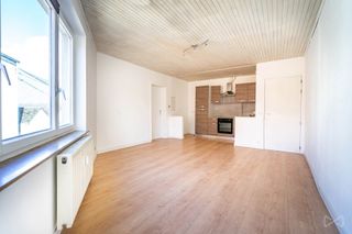 In het hart van het dorp Jemelle vindt u dit gezellige appartement van 49 m² op de eerste verdieping van een kleine mede-eigendom met 4 eenheden...