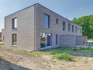 Lot 14 is een moderne halfopen bebouwing in opbouw. Gelegen op een toplocatie in Mariakerke, vlakbij het Park <span>Claeys-Bouüaert.<br />Deze woning staat ruwbouw-winddicht momenteel en kan tamelijk snel instapklaar gemaakt worden. Moderne bouwstijl : 2 bouwlagen met plat dak. <br />GELIJKVLOERS : inkom, wc, ruime living, open keuken met eiland, berging.<br />EERSTE VERDIEPING: 1 grote slaapkamer voor de ouders, 2 identieke kinderkamers, ingerichte badkamer met inloopdouche, ligbad, badkamermeubel met dubbele lavabo, aparte wc en technische ruimte.<br />Ruime tuin met goede oriëntatie.<br />Deze woning wordt volledig afgewerkt aangeboden met ingerichte keuken en badkamer, bevloering en vloerverwarming. </span><br />Energieneutrale woning (E-peil -7!) dankzij het doorgedreven isolatiepakket, warmtepomppanelen (PVT)  met vloerverwarming en ventilatiesysteem D. Hiermee voldoet deze woning dus aan alle normen voor de toekomst en bespaar je op je woonkost.<br /><br />De prijs is excl. btw en kosten. Download de brochure op https://durabrik.immo/mariakerke<br /><br />Heb je vragen? Contacteer dan je bouwadviseur via 09 280 60 60 of mail naar info@durabrik.be.<br />Inspiratie opdoen? Ontdek onze kijkwoningen op https://www.durabrik.be/nl/kijkwoningen<br /><br />* Afbeeldingen en oppervlaktes zijn indicatief.<br /> 