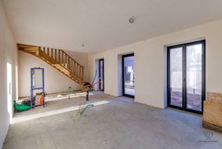 Deze volledig gerenoveerde woning, gelegen in het gezellige centrum van het landelijke Dikkelvenne, biedt een ideale woonlocatie voor jonge gezinnen. Op wandelafstand van de woning bevinden zich onder andere de bakker, de slager en de lagere school, wat het dagelijks leven bijzonder praktisch maakt.<br /><br />Bij binnenkomst wordt u verwelkomd door een ruime inkomhal, die toegang biedt tot een bijzonder ruim gastentoilet. De leefkeuken is lichtrijk en aangenaam, met uitzicht op het rustige dorpsleven aan de ene kant en met directe toegang tot een privatief terras aan de andere kant. Aan de achterzijde van de woning bevindt zich een trap naar de bovenverdieping, waarbij de ruimte onder de trap optimaal is benut als praktische berging.<br /><br />Op de bovenverdieping vindt u een lichte zit-/leesruimte, drie goed bemeten slaapkamers, een moderne badkamer en een afzonderlijke wasplaats. De trap op deze verdieping leidt naar een ruime zolder die extra opbergruimte biedt.<br /><br />Kortom, deze functionele en goed ingedeelde woning in het pittoreske Dikkelvenne is een echte 'must see'. <br /><br />Wij nodigen u van harte uit voor een bezichtiging en kijken ernaar uit u rond te leiden.