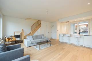 <p><span> </span></p><p><span>Rénovation luxueuse et lumineuse à Anvers Nord, voilà en quelques mots ce duplex penthouse. Pensez-y : des matériaux élégants et intemporels, de grandes fenêtres, une salle de bal comme espace de vie avec une cuisine ouverte et une terrasse, deux chambres spacieuses et deux salles de bains. S'il vous plaît !</span></p><p><span> </span></p><p><span>C'est dans une rue large, avec beaucoup d'arbres et de places de parking, que se trouve cette façade blanche bien entretenue, au numéro 73. Après avoir traversé le hall d'entrée soigné, avec ses hauts plafonds et ses moulures (’), on monte l'escalier pour accéder à l'espace de vie du duplex au troisième étage. Il est immense, avec ses’n 44</span><span>m², avec un beau parquet continu et chaleureux. La lumière pénètre partout, grâce aux 5 grandes fenêtres côté rue et à la double porte vitrée derrière la cuisine ouverte. Outre l'espace suffisant pour un grand salon et un bureau ou un coin lecture, l'espace de vie offre également un vestiaire encastré pratique, des placards sur mesure sous l'escalier et un accès à des toilettes séparées pour les invités avec un lavabo.</span></p><p><span>La cuisine ouverte est élégante et intemporelle, avec des façades blanches sans poignées et un plan de travail en composite, ainsi qu'un grand comptoir pour les repas.</span></p><p><span>On y trouve un feu électrique, une hotte, un évier, un four, un micro-ondes, un réfrigérateur, un congélateur et un lave-vaisselle - tous des appareils de qualité de Siemens et Bosch. La cuisine et l'espace de vie sont tous deux équipés de spots encastrés.</span></p><p><span>De là, on accède à la terrasse couverte et carrelée. Un bel espace extérieur orienté à l'est – Vous bénéficiez donc déjà du soleil à partir de ’le matin, tout en étant à l'abri toute l'année !</span></p><p><span> </span></p><p><span>Des marches situées derrière la cuisine vous permettent de descendre d'un demi-étage jusqu'à la première chambre lumineuse située à l'arrière sur du parquet, en passant par la première salle de bains moderne et carrelée sur la gauche. Elle est équipée d'une douche spacieuse à l'italienne, d'un large lavabo avec armoire et miroir, d'un WC et d'un branchement pour votre machine à laver et votre sèche-linge.</span></p><p><span> </span></p><p><span>La deuxième chambre se trouve à l'étage supérieur, auquel on accède par l'escalier du salon. Ici encore, vous disposez d'un magnifique parquet et d'une salle de bains carrelée séparée avec une douche à l'italienne avec des carreaux souterrains et un lavabo avec un meuble. La chambre elle-même se trouve sous le toit et mesure plus de 21 m² ! Les grandes fenêtres velux laissent entrer beaucoup de lumière pendant la journée et ’vous permet de compter les étoiles filantes la nuit…</span></p><p><span> </span></p><p><span>Hotspot dans le quartier recherché d'Anvers-Nord</span></p><p><span>Vous habitez ici à Anvers Nord, dans un quartier de plus en plus recherché. Ce n'est pas difficile, car d'ici vous pouvez facilement rejoindre l'Eilandje, la Leien avec ses transports publics’, la vieille ville et le parc Spoor Noord. Les supermarchés ne manquent pas, avec un Lidl et un Aldi au coin de la rue. Et à Sint-Jansplein, un peu plus loin, c'est jour de marché les mercredis et vendredis !</span></p><p><span> </span></p>