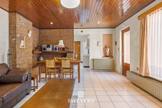 Voor meer info en foto’s, surf naar www.swevers.be en ontdek deze te renoveren gezinswoning op een rustig gelegen perceel van 12 are 90 centiare in Paal. De woning, gebouwd in 1959, beschikt over een bewoonbare oppervlakte van 168 m² en vormt de ideale basis voor wie een woning volledig naar eigen smaak wil renoveren. Op het gelijkvloers bevinden zich een inkomhal, een ruime zitkamer, twee leefruimtes, een praktische keuken, een berging, een garage en een wasplaats. Op de eerste verdieping zijn er drie slaapkamers en een badkamer. Extra troeven zijn de droge kelder en de zolder, een vrijstaande garagebox en een tuinhuis. De westelijk georiënteerde tuin vormt een absolute meerwaarde en nodigt uit om volop te genieten van de middag- en avondzon. Dankzij de rustige ligging, zonder zwaar vrachtverkeer, en de aangename woonomgeving is dit een ideale thuis voor gezinnen. Voor meer informatie, bel 012 699 900. Bron bewoonbare oppervlakte: EPC-verslag. Dit pand is onderworpen aan de renovatieverplichting van de Vlaamse overheid voor residentiële gebouwen (behoudens bij sloop binnen vijf jaar na de aankoop). Consulteer voor meer informatie de website van het Vlaams Energie- en Klimaatagentschap via https://www.vlaanderen.be/een-huis-of-appartement-kopen/renovatieverplichting-voor-residentiele-gebouwen.
