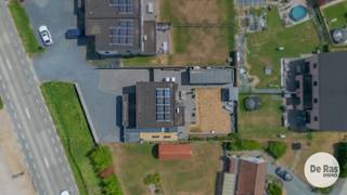 EERSTE BEZOEKDAG ZONDAG 23/8 VAN 10u TOT 14u (enkel op afspraak!)<br /><br />OPHASSELT – Bent u op zoek naar een moderne, kwalitatief afgewerkte en energiezuinige nieuwbouwwoning met veel ruimte en hedendaags wooncomfort? Dan is deze prachtige woning beslist een bezoek waard.<br /><br />Deze stijlvolle woning werd gebouwd met kwalitatieve materialen en voldoet aan de huidige normen op het vlak van isolatie en ventilatie. Hierdoor geniet u van een uiterst energiezuinige woning, voorzien van alle moderne technieken zoals vloerverwarming, een warmtepomp, ventilatiesysteem, hoogrendementsglas, zonnepanelen en airconditioning.<br />Bij het binnenkomen wordt u verwelkomd in een ruime inkomhal met gastentoilet. Vervolgens komt u in de aangename, lichtrijke leefruimte met grote raampartijen die zorgen voor een overvloed aan natuurlijk licht en een mooi zicht op de tuin. De leefruimte sluit mooi aan op de open leefkeuken, waardoor een gezellige en praktische leefomgeving ontstaat. Aansluitend bevindt zich een zeer ruime en handige bergruimte, evenals een eerste inpandige garage.<br /><br />Op de eerste verdieping beschikt de woning over een ruime overloop, drie volwaardige slaapkamers, een apart toilet en een verzorgde badkamer die uitgerust is met alle hedendaagse comfort.<br /><br />Ook buiten heeft deze woning heel wat te bieden. De volledig aangelegde en perfect zuidgerichte tuin vormt een heerlijke plek om tot rust te komen en beschikt over een ruim terras én een extra zonneterras met pergola. De tuin is volledig omheind en biedt hierdoor de nodige privacy. Daarnaast beschikt de woning over een ruime tweede buitengarage en een automatisch toegangshek vooraan.<br /><br />Een bijzonder grote troef is de ruime verharding en parkeermogelijkheid aan de voorzijde van de woning. Hier is plaats voor meerdere wagens en/of extra opslagruimte, wat bovendien bijzonder interessant kan zijn voor een kleine zelfstandige of ondernemer.<br />De woning bevindt zich op een gunstige locatie in Ophasselt, met openbaar vervoer, buurtwinkels, scholen en belangrijke invalswegen in de nabije omgeving.<br /><br />Kortom, deze prachtige en instapklare nieuwbouwwoning combineert ruimte, kwaliteit, energiezuinigheid en modern wooncomfort met een mooie zuidgerichte tuin, twee garages en bijzonder ruime parkeermogelijkheden. Een ideale woning voor wie op zoek is naar comfort én praktische extra's.<br /><br />Interesse? Aarzel dan niet en maak snel uw afspraak op 053/60.65.60.