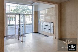 <u><strong><span>Instapklaar 2-slaapkamerappartement met het stadscentrum aan de voordeur! Ideaal voor mensen die graag het stadsleven ervaren of als rendabele investering!<br /><br />TROEVEN: </span></strong></u><br /><span>- EPC label B </span><br />- Elektriciteit conform gekeurd<br />- Asbestveilig <br />- Centrale locatie vlak aan de Kleine Ring <br />- Veel lichtinval <br />- Aanzienlijke leefruimte <br />- Kelderberging in de vraagprijs inbegrepen <br /><br /><strong>Locatie</strong> - Appartement met 2 slaapkamers gelegen langs de Groene Boulevard aan het levendige Leopoldplein. Op een steenworp van het stadscentrum kun je hier spreken van een gunstige locatie voor diegene die het stadsleven weet te appreciëren. Ook voor woon- werkverkeer een mooie locatie door de nabijheid van het station en recht tegenover je voordeur de centrale stopplaats voor bussen waar vrijwel elke verbinding passeert. Het op- en afrittencomplex 'Hasselt-Zuid' van de E313 bevindt zich op slechts 3 minuten rijden. <br /><br /><strong>Indeling</strong> - Het appartement is gelegen op de tweede verdieping en bevindt zich aan de achterzijde van het complex, met zicht op de wijk Runkst. De indeling omvat de centrale hal, een ruime woonkamer met veel lichtinval en toegang tot het terras, een compacte keuken, 2 slaapkamers, een berging, de vestiaire, een apart toilet en een badkamer met douche, wastafel en ruimte voor wasmachine en droogkast.<br />Extra opbergruimte is er dankzij de privatieve kelderberging, alsook parkeerruimte voor je fiets in de parkeergarage. Voor je wagen bestaat de mogelijkheid een staanplaats te huren aan de achterzijde van het complex.<br /><br /><strong>Conclusie</strong> - Het geheel werd door de huidige eigenaars altijd goed onderhouden en kan instapklaar genoemd worden. Deze eigendom is zeker ook interessant als investering om te verhuren door de gunstige ligging.<br /><br />