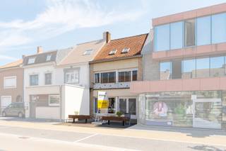 Ruime rijwoning met tal van mogelijkheden in het hart van Koksijde. Troeven: EPC-score: C | grote zonnige tuin | praktische loods |...
