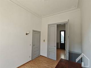 <p>ANTWERPEN het gezellige herenhuisje ligt in een buurt in volle ontwikkeling, omringd door nieuwe horeca en groene publieke ruimte.<br />Bestaande uit: inkom met originele tegels en apart toilet - woonkamer met open keuken 22m² - ruim terras - 3 slaapkamers - badkamer met ligbad, douche en toilet - kelders (ideale hobbyruimte = daglicht), algemene kosten €25/m (voor onderhoud cv en huurdersaansprakelijkheidsverzekering)<br />Bezichtiging uitsluitend op afspraak.</p>