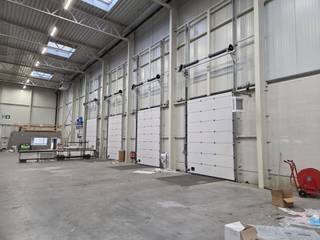 - À vendre ou à louer<br />- Entrepôt d'environ 3 192 m²<br />- Bureaux d'environ 52 m²<br />- 3 quais de chargement/déchargement<br />- 3 portes de plain-pied (1 en façade + 2 latérales)<br />- Équipé de rayonnages à palettes<br />- Hauteur libre d'environ 10 m (hauteur sous toiture de 12 m)<br />- Puits de lumière avec exutoires de fumée intégrés<br />- Disponible immédiatement