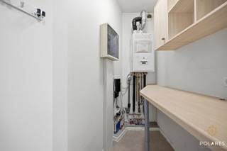 ***Bezoekdag 26/07 reserveer uw tijdslot via www.polares.eu***<br /><br />Ontdek dit moderne appartement uit 2011, waar een doordachte indeling en overvloedig natuurlijk licht samenkomen. <br />De ruime woonkamer vormt het centrale punt van het appartement en loopt naadloos over in een volledig uitgeruste keuken. Vanuit deze leefruimte stapt u direct het aangename zonneterras op, de ideale plek om in alle rust te genieten.<br /><br />Het appartement is comfortabel en praktisch ingedeeld met twee volwaardige slaapkamers, waarvan er één een eigen toegang tot het terras heeft. Verder beschikt u over een badkamer met douche in bad en een dubbele wastafel, een aparte was- en bergruimte en een afzonderlijk toilet. <br /><br />Bovendien beschikt het appartement over een eigen parkeerplaats en kelderberging, die samen beschikbaar zijn voor € 14.000.<br /><br />De ligging in Jette is een absolute troef. Door de nabijheid van de Ring, de E40 en Brussels Airport geniet u van een uitstekende bereikbaarheid, terwijl winkels, scholen en openbaar vervoer zich op comfortabele wandelafstand bevinden. Ook de nabijheid van het UZ Brussel en diverse bedrijven maakt dit appartement een bijzonder solide keuze voor zowel eigen bewoning als voor een investering.<br /><br />Dankzij het gunstige EPC-label B en de conforme elektriciteit is dit appartement volledig instapklaar. Het combineert kwaliteit en een strategische ligging in een aantrekkelijk geheel. <br /><br />Bent u benieuwd naar dit appartement? Contacteer ons gerust voor meer informatie of om een bezoek in te plannen!