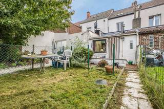 Immo Pické biedt U deze gunstig gelegen woning aan in de nabijheid van winkels, scholen, openbaar vervoer (station Halle) en de belangrijkste verbindingswegen. Deze woning bestaat uit een inkomhal, een woonkamer, een keuken, een bureel/zithoek, een wasplaats met berging en een toilet. Op de eerste verdieping vinden we een nachthal en 2 slaapkamers. Mogelijkheid om de zolder verder in te richten in bijkomende slaapkamers (vaste trap naar zolder). Aanwezigheid van een kelder. <br />Achter de woning vinden we een mooie ruime tuin met terras.