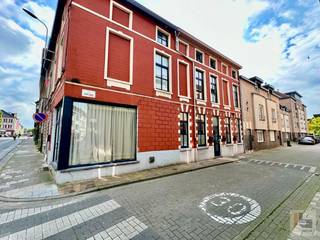 PLAN UW BEZOEK VIA ONZE WEBSITE: WWW.IMMOBOSS.BE Dit appartement bevindt zich op de 1° verdieping (geen lift) en bestaat uit een gezellige...