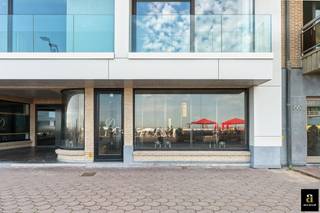 Just steps from Lighthouse Square, the busiest and most commercial part of Knokke’s seafront, lies this ready-to-use retail space of approximately 100 m², complemented by a 30 m² basement. With an exceptional 10-metre shopfront, you benefit from maximum visibility and constant foot traffic. The property is well maintained and ready for immediate occupation, ideal for those seeking a location with character. Recurring service charges and property tax are payable by the tenant.