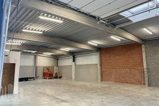 Nieuwbouw <strong>kmo-unit van 225 m² </strong>met <strong>3 privatieve parkeerplaatsen</strong> te huur, gelegen op de Genkersteenweg 311, 3500 Hasselt. Deze moderne en instapklare unit biedt tal van voorzieningen die perfect inspelen op de noden van ondernemers.<br /><br />De unit is uitgerust met energiezuinige LED-verlichting, een sectionale poort met afzonderlijke toegangsdeur, brandbeveiliging en een lichtstraat die zorgt voor natuurlijk daglicht. Daarnaast is er een kantoorblokje met kitchenette en een sanitaire blok aanwezig. De unit is combineerbaar met aangrenzende ruimtes, wat flexibiliteit biedt voor wie op zoek is naar uitbreiding.<br /><br />Dankzij de gunstige ligging in Hasselt is dit een uitstekende locatie voor wie op zoek is naar een functionele en kwalitatieve bedrijfsruimte.<br /><br />Contacteer <strong>PANORAMA B2B</strong> voor bijkomende (technische) inlichtingen of een vrijblijvend plaatsbezoek <strong>0474 17 17 15</strong>.