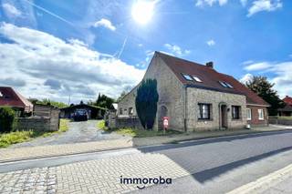 Gezellige, rustieke woning op 1203 m² met inkom, gastentoilet, living, verrassend ruime eetplaats met open keuken, wasplaats, badkamer, 3 slaapkamers (waarvan 1 op het gelijkvloers), dubbele garage en grote tuin met terras. <br /><br />Troeven:<br />- groot perceel <br />- dubbele garage<br />- geïsoleerd (dak en spouwisolatie)<br />- verrassend ruime leefruimte<br /><br />Wenst u graag eens te komen kijken? Mail gerust naar sylvie@immoroba.be of bellen naar 096/388.53.53.