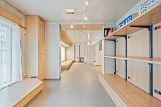 Dit veelzijdige handelspand met ruime woonst is gelegen op een uitstekende commerciële locatie. Dankzij de combinatie van wonen en werken op één...