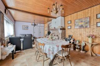 Deze charmante, te renoveren woning is gelegen aan de Kerkhovensesteenweg, nabij het centrum van Lommel-Kerkhoven. Dankzij de gunstige ligging zijn omliggende gemeenten zoals Balen, Leopoldsburg en Hechtel-Eksel vlot bereikbaar. Bovendien bevinden tal van voorzieningen zich in de nabije omgeving.<br /><br />Omschrijving:<br />De woning werd oorspronkelijk gebouwd in 1949 en beschikt over een praktische indeling. Ze omvat een ruime woonkamer, een grote slaapkamer, een keuken en een badkamer voorzien van een wastafel, toilet, douche en aansluiting voor een wasmachine. Daarnaast biedt de handige kelder extra bergruimte.<br /><br />Buiten geniet u van een mooi perceel van 472 m². Op het terrein bevinden zich bovendien een buitenberging en een tuinhuis, ideaal voor extra opslag of het opbergen van tuinmateriaal.<br /><br />Extra troeven:<br />- Volledig voorzien van dubbele beglazing<br />- Rolluiken aanwezig<br />- Ruim perceel van 472 m²<br />- Interessante opportuniteit als investering of starterswoning<br /><br />Renovatieverplichting voor residentiële gebouwen is van toepassing. Meer info: https://energiesparen.be/renovatieverplichting.<br /><br />Voor meer informatie of een bezoek, neem contact met ons op via info@vastengoed.be of bel naar 014/72 73 74.<br /><br />(Wenst u een gratis schatting van uw eigendom? Neem contact met ons op via 014/72 73 74.)
