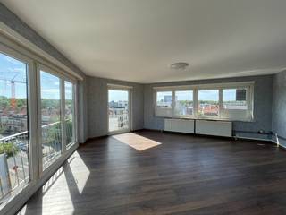 Studio met open zicht, vlakbij de markt en op wandelafstand van het strand.<br /><br />Inkomhal, lichtrijke woonkamer, ingerichte keuken en een badkamer met douche, wastafel en toilet.<br /><br />Geïsoleerd dak - Individuele centrale verwarming met condensatieketel<br />Ideaal als vakantie appartement<br />Op heden is het appartement verhuurd op jaarbasis. <br /><br />EPC: 253 kWh/m² - Label C<br /><br />Meer info, documenten en virtueel bezoek op: www.immodepanne.be