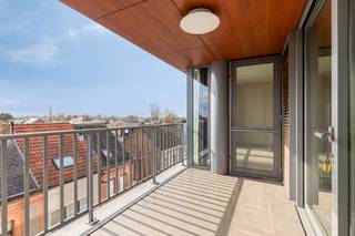 In het verzorgde wooncomplex Senior Plaza bieden wij deze uitzonderlijk ruime serviceflat van 100 m² te koop aan. Het appartement is gelegen in een aangename en veilige residentie waar comfort, zelfstandigheid en ondersteuning perfect gecombineerd worden.<br /><br />De flat beschikt over een ruime en lichtrijke leefruimte, een volledig ingerichte keuken, één volwaardige slaapkamer, een badkamer aangepast aan comfort en toegankelijkheid, evenals voldoende bergruimte. Dankzij de doordachte indeling en de royale oppervlakte geniet u hier van een bijzonder aangenaam woongevoel.<br /><br />Bewoners van het complex kunnen gebruikmaken van de diensten en faciliteiten van het woonzorgcentrum, zoals een restaurant, zwembad, sauna, fitness en zorgondersteuning. Dit maakt de flat ideaal voor wie zelfstandig wil wonen met de zekerheid van zorg binnen handbereik. Meer info op www.seniorplaza.be.<br /><br />Interesse? Neem gerust contact op met Michaël via michael@immovos.be of 0494 03 06 40