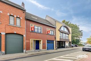 -- Bezoekmoment enkel op afspraak --<br />
<p>Deze bel-etagewoning is gelegen in het centrum van Erembodegem, middenin het handelscentrum met alle winkels, scholen, openbaar vervoer en alle dagelijkse voorzieningen. Het station van Erembodegem - met een vlotte verbinding richting Aalst, Brussel en Gent - bevindt zich letterlijk op 10m van de woning. Ook vlakbij zijn het natuurgebied 'Gerstjens' en sportcentrum Schotte, ideaal voor uw wekelijkse portie groen, recreatie en sport.</p>
<p>De woning werd voorheen gebruikt als woning met tandartspraktijk en biedt daardoor verschillende mogelijkheden. Dankzij de indeling en de aparte ruimtes is het pand bijzonder geschikt voor wie wonen en werken wil combineren, maar ook voor een vrije beroepsactiviteit, praktijkruimte of een vorm van kangoeroewonen. Mits de nodige aanpassingen kan de woning dus afgestemd worden op verschillende woon- en werkconcepten.</p>
<p>Een bijkomende troef is de garage, wat in deze centrale ligging een aanzienlijk voordeel is. Achteraan beschikt de woning bovendien over een tuin, een aangename buitenruimte die extra wooncomfort biedt.</p>
<p>De centrale ligging in Erembodegem maakt deze woning interessant voor wie een goede bereikbaarheid wil combineren met de nabijheid van winkels, scholen, station en andere voorzieningen. Dankzij de bestaande indeling en de ruime gebruiksmogelijkheden biedt deze woning bovendien de kans om ze volledig naar eigen behoeften in te richten.<br /><br />Regel snel uw bezoek via 053 / 89 99 66 of info@immolierman.be</p>