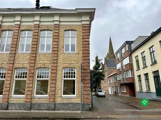 Deze ondergrondse garage (18,75 m²) bevindt zich in het hart van Gistel, op de hoek van de Neerhofstraat en de Bruidstraat, op wandelafstand van...