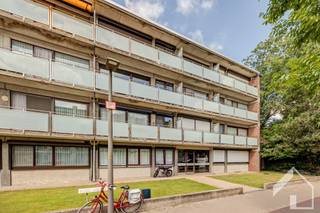 <p><span>Ruim 3-slaapkamerappartement met lift, balkon en gunstig EPC C</span></p><p><span>Op de tweede verdieping van een verzorgd gebouw bevindt zich dit ruime 3-slaapkamerappartement, bereikbaar met de lift. Het appartement is op te frissen en biedt dankzij de goede basis en praktische indeling heel wat mogelijkheden om het volledig naar eigen smaak te moderniseren.</span></p><p><span>Via de inkomhal, voorzien van handige ingemaakte kasten en een apart toilet, krijgt u toegang tot de verschillende vertrekken. De leefruimte geniet van een aangename lichtinval en biedt rechtstreeks toegang tot de keuken en het balkon. De keuken is uitgerust met een vaatwasser en dubbele wastafel en sluit aan op een praktische kleine bijkeuken/berging.</span></p><p><span>Het appartement beschikt over drie slaapkamers, waardoor het zowel geschikt is voor een gezin als voor wie een extra bureau, dressing of hobbyruimte wenst. De badkamer is uitgerust met een moderne inloopdouche en wastafel en beschikt bovendien over aansluitingen voor een wasmachine en droogkast.</span></p><p><span>Verder zijn er dubbele beglazing en een gunstige EPC-score C aanwezig. Het dak van het gebouw werd reeds vernieuwd. De elektrische installatie is momenteel niet conform, wat samen met de verdere opfrissing een mooie kans biedt om het appartement volledig naar hedendaagse normen te brengen.</span></p><p><span>De maandelijkse gemeenschappelijke kosten bedragen momenteel ongeveer 150 à 200. Hierin zijn onder meer gas, water, syndicus, blokpolis, elektriciteit van de gemeenschappelijke delen en het gebruik en onderhoud van de lift inbegrepen.</span></p><p><span>Een interessant appartement voor wie op zoek is naar ruimte, drie slaapkamers en de mogelijkheid om een eigendom volledig naar eigen smaak te moderniseren.</span></p><p><span> </span></p><p><span>Plan je graag een bezoek? 0492/39.16.32 (Jelle) | info@immomk.be - ook voor een correcte waardebepaling kan u bij ons terecht.</span><span> </span></p><p><span> </span></p>