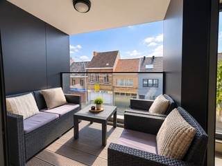 <p>Aan de rand van het centrum van Ninove bevindt zich dit <strong>ruime en energiezuinige appartement</strong> in residentie Roxy. Dankzij het <strong>EPC-label A, de vloerverwarming en zonnepanelen</strong> geniet u hier van een optimaal wooncomfort en een bijzonder laag energieverbruik.</p><p>Bij het betreden van het appartement komen we terecht in de lichtrijke leefruimte met open, volledig geïnstalleerde keuken. Via het grote schuifraam heeft u toegang tot het aangename <strong>zuidgerichte terras.</strong> Aansluitend aan de keuken bevindt zich een praktische berging. </p><p>De nachthal geeft toegang tot twee volwaardige slaapkamers, een afzonderlijk toilet en een moderne badkamer met inloopdouche en dubbele lavabo.</p><p>Daarnaast beschikt het appartement over een <strong>private autostaanplaats</strong> en is er een gemeenschappelijke fietsenstalling en vuilnisberging aanwezig. </p><p><strong>Een bijzonder grote troef is de uitgebreide dienstverlening die in de huurprijs vervat zit.</strong> Naast de gemeenschappelijke kosten zijn ook het onderhoud en alle herstellingen inbegrepen, zelfs deze die normaal ten laste van de huurder vallen. Enkel het individuele verbruik van nutsvoorzieningen is afzonderlijk te betalen.</p><p><strong>Huurprijs: €1.100 + €100 per maand.</strong><br /><strong>Beschikbaarheid: onmiddellijk.</strong></p>
