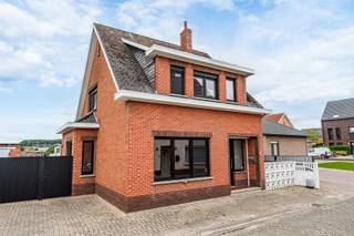 <p><span><strong>Vrijstaande gezinswoning met 3 slaapkamers, garage, grote afgesloten oprit en zonnige tuin op 7 are<br /><br /></strong>Bent u op zoek naar een betaalbare vrijstaande woning met een ruime tuin, garage en uitstekende bereikbaarheid? Dan is deze deels gerenoveerde open bebouwing aan Getteken 15 te Veerle-Laakdal beslist een bezoek waard.<br /><br /></span><span>Deze woning, gebouwd in 1962, beschikt over een bewoonbare oppervlakte van circa 141 m² en bevindt zich op een mooi perceel van 7 are. Dankzij de reeds uitgevoerde renovatiewerken, de praktische indeling en de ruime buitenomgeving vormt deze eigendom een uitstekende opportuniteit voor gezinnen, starters of kandidaat-kopers die op zoek zijn naar een woning met potentieel.<br /><br /></span><span>Doorheen de jaren werden reeds verschillende belangrijke verbeteringswerken uitgevoerd. Zo werden de buitendeuren en ramen vernieuwd in onderhoudsvriendelijk PVC en voorzien van hoogrendementsbeglazing (HR-glas). Daarnaast werd de elektrische installatie voor het overgrote deel vernieuwd, werd de zoldervloer geïsoleerd en beschikt de woning over rolluiken die deels elektrisch en deels manueel bediend worden.<br /><br /></span><span></span><strong><span>Gelijkvloers<br /><br /></span></strong>+ Inkomhal<br />+ Gezellige leefruimte bestaande uit tv-hoek en eethoek<br />+ Keuken<br />+ Tweede eetruimte<br />+ Sasje<br />+ Apart toilet<br />+ Badkamer<br />+ CV-ruimte<br />+ Open veranda met zicht op de tuin<br /><br /><span>De open veranda vormt een aangename overgang tussen binnen en buiten en biedt een heerlijke plek om te genieten van de tuin en de rust.<br /><br /></span><strong><span>Verdieping<br /></span></strong>+ Nachthal<br />+ Slaapkamer 1<br />+ Slaapkamer 2<br />+ Slaapkamer 3<br />+ Aparte dressingkamer<br /><br /><span>De dressingkamer kan tevens ingericht worden als bureau, hobbykamer of extra bergruimte.<br /><br /></span><strong><span>Kelder en zolder<br /></span></strong><span>De woning beschikt over een praktische kelder en een zolder waarvan de zoldervloer reeds werd geïsoleerd.<br /></span><span><strong><br />Buitenruimte<br /></strong></span><span>Een absolute troef van deze eigendom is de buitenomgeving. De grote afgesloten oprit met nieuwe toegangspoort biedt plaats aan meerdere voertuigen en zorgt voor extra privacy en veiligheid. </span><span>Daarnaast is er een garage en een atelier / bergruimte.<br />Aangename tuin waar u in alle rust kunt genieten van het buitenleven.<br /></span><strong><br /></strong><strong>Extra info<br /></strong>+ Voldoende parkeergelegenheid op eigen terrein<br />+ Open veranda<br />+ Mooie tuin met veel privacy<br />+ Nieuwe PVC ramen en deuren met hoogrendementsbeglazing (én rolluiken)<br />+ Elektrische installatie grotendeels vernieuwd<br />+ Zoldervloer geïsoleerd<br />+ EPC: 471 kWh/m²/jaar met label E<br />+ Asbestattest in opmaak<br /><br /><strong><span>Ligging<br /></span></strong>De woning geniet van een centrale ligging in Veerle-Laakdal, op korte afstand van winkels, scholen, openbaar vervoer en andere dagelijkse voorzieningen. Dankzij de vlotte verbinding naar de E313 bereikt u bovendien gemakkelijk Tessenderlo-Ham, Geel, Herentals, Hasselt en Antwerpen.<strong><span><br /></span></strong></p>