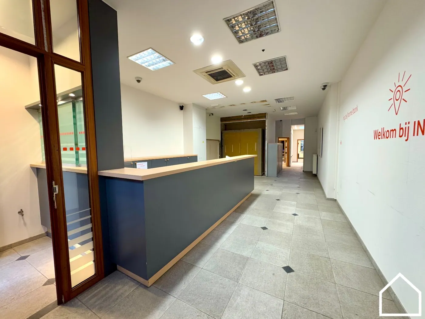 RUIM KANTOOR MET DIVERSE BURELEN + MOGELIJKHEID TOT WOONST - foto 2