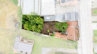 Deze woning in een residentiële woonkern combineert ruimte, potentieel en een aangename ligging. De woning beschikt over een mooi en goed georiënteerd perceel met zicht op groen, wat zorgt voor een aangename woonomgeving. Dankzij de brede gevelbreedte en de grote bebouwde oppervlakte geniet u van verrassend veel mogelijkheden. De woning omvat bovendien een garage, wat een extra troef is. Verder is er een vlotte verbinding naar winkels, scholen en belangrijke invalswegen.<br /><br />Belangrijkste ruimtes:<br />• Inkomhal (9 m²) met toegang tot de leefruimtes<br />• Ruime woonkamer (29 m²) met veel mogelijkheden<br />• TV-kamer (18 m²) als extra leef- of ontspanningsruimte<br />• Keuken (19 m²) met plaats voor een eethoek<br />• Badkamer (11 m²)<br />• Berging (3 m²)<br />• Nachthal (10 m²)<br />• Slaapkamer (12 m²)<br />• Slaapkamer (15 m²)<br />• Slaapkamer (18 m²)<br />• Garage<br /><br />Troeven:<br />• Mooi en goed georiënteerd perceel met zicht op groen<br />• Brede gevelbreedte en mooi ruimtegevoel<br />• Grote bebouwde oppervlakte met garage<br /><br />Neem vandaag nog contact op met je ERA-makelaar voor een bezoek.<br /><br />JOUW DROOMHUIS. ZO GEVONDEN!