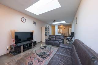 <p>Meer info of een vrijblijvende waardebepaling: pieter.buedts@homixx.be of 016199347. <br /><br />Bent u op zoek naar een kwalitatieve, energiezuinige woning die u nog naar eigen smaak kan inrichten? Dan stellen wij u graag deze verzorgde rijwoning voor, gunstig gelegen aan de Viaductstraat te Tienen. Door de volledige renovatie in '09-'10 biedt dit pand een solide basis met een perfecte balans tussen ruimte en energiezuinigheid. <br /><br />Bij het betreden van de woning ervaart u dadelijk de praktische indeling. De open keuken loopt naadloos over in de lichtrijke leefruimte met zicht op de tuin. De verdiepingen bieden plaats aan drie volwaardige slaapkamers, ideaal voor een gezin of wie nood heeft aan een extra bureau- of hobbyruimte. Op vlak van sanitair is de woning reeds uitgerust met een volledige badkamer voorzien van zowel een bad als een douche. Daarnaast beschikt de woning over een handige kelder voor extra opslag. Buiten kunt u in alle rust genieten van de bijbehorende tuin, die eveneens toegang geeft tot de parkeerplaats via de Gursomweg. <br /><br />Een absolute troef is de gunstige EPC-score B, wat getuigt van een zeer energiezuinig karakter en resulteert in een laag verbruik. Dankzij de combinatie van deze sterke technische basis en de centrale ligging nabij alle voorzieningen, is dit pand een ideale opportuniteit voor wie houdt van een project met meerwaarde of voor wie op zoek is naar een slimme en waardevaste investering doordat de woning momenteel reeds verhuurd is.</p>