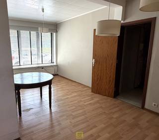 <strong>Betaalbaar en energiezuinig gelijkvloers appartement: </strong><span><span><span><span><span><span><span><span><span><span><span><span><span><span>Op zoek naar een betaalbaar appartement met veel potentieel? Dan is dit een uitstekende kans. <strong>Mobiscore: 9/10</strong></span></span></span></span></span></span></span></span></span></span></span></span></span></span><br /><span><span><span><span><span><span><span><span><span><span><span><span><span><span>Dit appartement beschikt over een </span><span><strong>gunstig EPC-label B</strong></span><span>, een </span><span><strong>conforme elektrische installatie</strong></span><span> en is </span><span><strong>asbestveilig! </strong></span><span>Dat betekent dat er <strong>geen grote of onverwachte renovatie</strong>kosten te verwachten zijn. </span></span></span></span></span></span></span></span></span></span></span></span></span></span><span><span><span><span><span><span><span><span><span><span><span><span><span><span>De keuken kan naar eigen smaak worden vernieuwd (zie voorbeeld foto 4) maar verder is het appartement onmiddellijk bewoonbaar. Ideaal voor wie naar eigen smaak wil inrichten zonder ingrijpende investeringen. Nog een troef: de garage direct aan het appartement, verder nog de lleefruimte met keukenhoek, 1 slaapkamer, de badkamer met vernieuwde douche, een ruime berging. Deze koop is voordeliger dan te</span></span></span></span></span></span></span></span></span></span></span></span></span></span><span><span><span><span><span><span><span><span><span><span><span><span><span><span><strong> </strong>huren</span><span>, waardoor dit een interessante keuze is voor zowel <strong>eigen bewoning als investering.</strong> Dankzij de goede energieprestatie en beperkte kosten is het appartement ook </span><span><strong>uitstekend geschikt voor verhuur</strong></span><span>. </span></span></span></span></span></span></span></span></span></span></span></span></span></span><span><span><span><span><span><span><span><span><span><span><span><span><span><span>Een betaalbare woon- of investeringskans met veel troeven. </span></span></span></span></span></span></span></span></span></span></span></span></span></span><br />