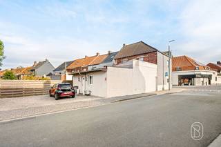 <p><strong>Dit multifunctionele pand is ideaal gelegen in Rekkem, vlak bij de hoofdwegen en de Franse grens, en biedt een groot potentieel, zowel voor een residentieel als voor een commercieel project.</strong> Dankzij de twee afzonderlijke ingangen en de duidelijk gescheiden ruimtes leent het zich perfect voor een combinatie van wonen en werken.</p><p>Op de begane grond beschikt u over royale en veelzijdige ruimtes, waaronder een ontvangsthal, een slaapkamer, een badkamer, een wasruimte, een volledig uitgeruste keuken met eethoek, een gezellige woonkamer en een barruimte met sanitair. Een ontspanningsruimte met <strong>sauna en douche</strong> maakt deze verdieping compleet.</p><p>De eerste verdieping bestaat <strong>uit</strong> een hal, een <strong>lichte woonkamer en twee slaapkamers</strong>. De tweede verdieping biedt een extra slaapkamer met een <strong>eigen doucheruimte</strong>, wat talrijke inrichtingsmogelijkheden biedt.</p><p>Buiten beschikt het pand over een <strong>eigen parkeerplaats voor 2 tot 3 voertuigen</strong>, een echte troef in Rekkem.</p><p>Op technisch vlak profiteert u onder meer van een geïsoleerd dak in goede staat, centrale verwarming op gas, airconditioning met warmtepomp, aansluiting op de riolering, een waterontharder en een videofoon.</p><p><strong>Een zeldzaam en veelzijdig pand, ideaal voor een gezin dat op zoek is naar ruime kamers of voor een zelfstandige die privéleven en beroepsactiviteiten wil combineren. De strategische ligging in Rekkem maakt dit tot een kans die u niet mag laten liggen.</strong></p>