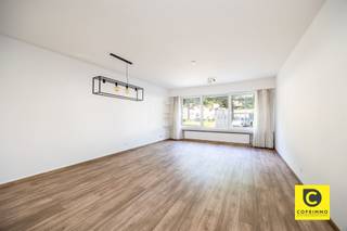 <p><span>Un rez-de-chaussée élégant dans un emplacement de choix à proximité du parc Middelheim</span></p><p><span>Vous cherchez le mariage parfait entre le confort de la ville et la verdure ? Cet appartement clé en main de 3 chambres à coucher combine une finition moderne avec un emplacement de choix à Anvers. À quelques pas du magnifique parc Middelheim, des magasins, des écoles et des transports en commun, vous profiterez de tout ce que la ville a à offrir. Que vous soyez à la recherche d'une maison familiale chaleureuse ou d'un investissement intelligent, cette propriété remplit toutes les conditions.</span></p><p><span> </span></p><p><span>Lumière, espace et convivialité</span></p><p><span>L'espace de vie généreux et lumineux est le cœur battant de la maison. La transition transparente vers la cuisine ouverte entièrement équipée en fait l'endroit idéal pour cuisiner et dîner en toute convivialité. La cuisine est équipée de tout le confort moderne, notamment d'une plaque à induction, d'un four, d'un micro-ondes, d'un lave-vaisselle et d'un grand réfrigérateur-congélateur.</span></p><p><span> </span></p><p><span>Calme et confort</span></p><p><span>À l'arrière de l'appartement se trouvent trois chambres spacieuses où la tranquillité est de mise. La salle de bains est un modèle de style et de fonctionnalité, avec une douche à l'italienne moderne, une baignoire et un meuble-lavabo contemporain. En outre, l'appartement dispose de toilettes séparées pratiques et d'une buanderie spacieuse et pratique.</span></p><p><span> </span></p><p><span>Espace de rangement supplémentaire</span></p><p><span>Les espaces de rangement ne manquent pas ! L'appartement est doté d'un grand espace de rangement au sous-sol, idéal pour stocker en toute sécurité les articles saisonniers ou le stock supplémentaire.</span></p><p><span> </span></p><p><span>Les points forts en un coup d'œil :</span></p><p><span>- Façade charismatique : Rénovation récente et élégante.</span></p><p><span>- De l'espace pour tous : 3 chambres à coucher spacieuses.</span></p><p><span>- Stockage supplémentaire : Grande cave privée incluse.</span></p><p><span>- La polyvalence l'emporte : Parfaite comme maison familiale et comme investissement rentable.</span></p><p><span> </span></p><p><span>En bref : une opportunité unique dans un emplacement de choix où l'espace et la lumière sont essentiels. Planifiez votre visite dès aujourd'hui et découvrez-la par vous-même !</span></p>